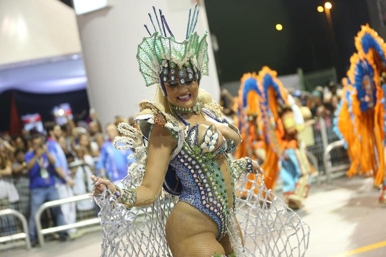 Ellen Rocche exibe corpão em desfile da Rosas de Ouro