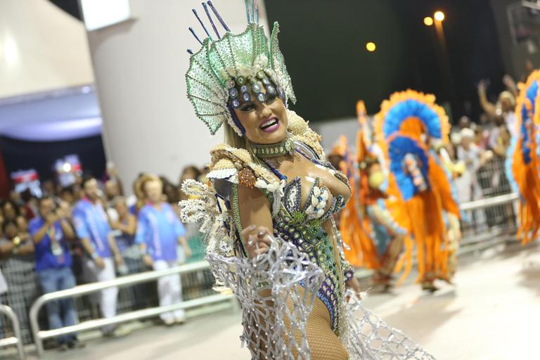 Ellen Rocche exibe corpão em desfile da Rosas de Ouro