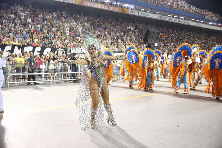 Ellen Rocche exibe corpão em desfile da Rosas de Ouro