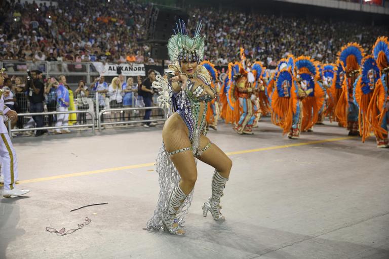 Ellen Rocche exibe corpão em desfile da Rosas de Ouro