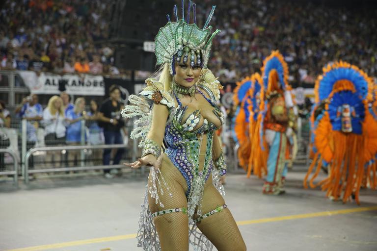 Ellen Rocche exibe corpão em desfile da Rosas de Ouro