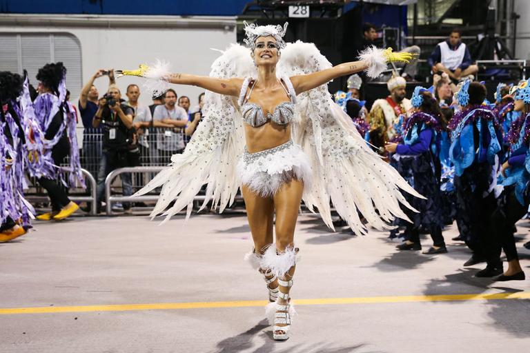 Thaila Ayala participa de desfile da Gaviões da Fiel no Sambódromo