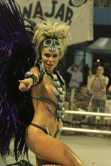 Fernanda Lacerda desfila toda sua beleza no Sambódromo