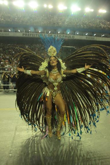 Aline Riscado brilha como madrinha de bateria