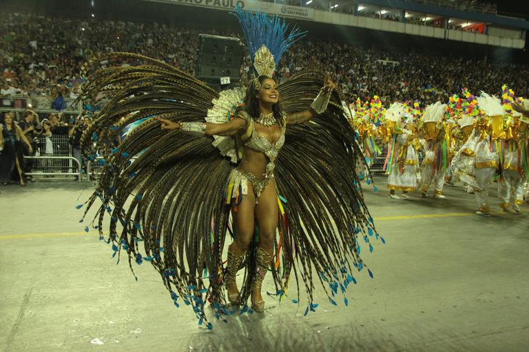 Aline Riscado brilha como madrinha de bateria