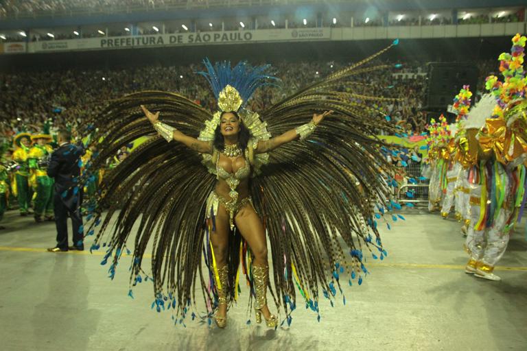 Aline Riscado brilha como madrinha de bateria