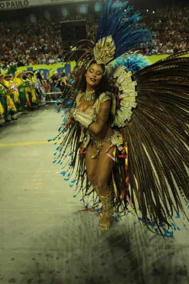 Aline Riscado brilha como madrinha de bateria