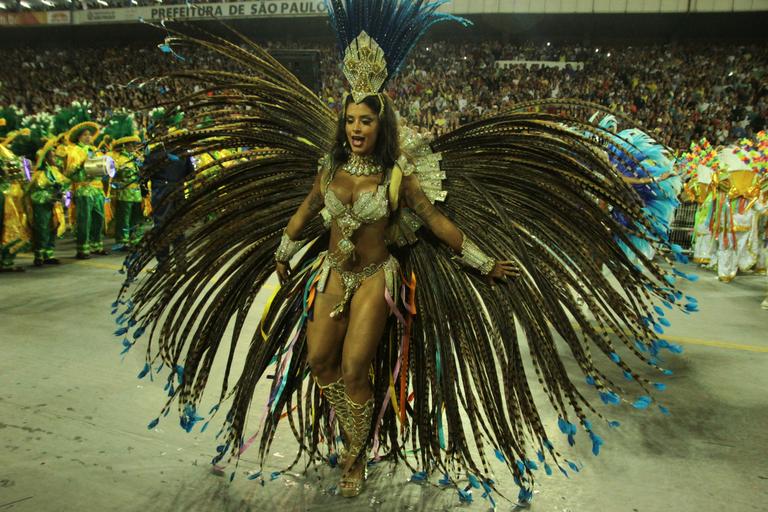 Aline Riscado brilha como madrinha de bateria