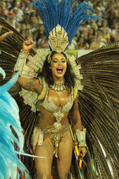 Aline Riscado brilha como madrinha de bateria