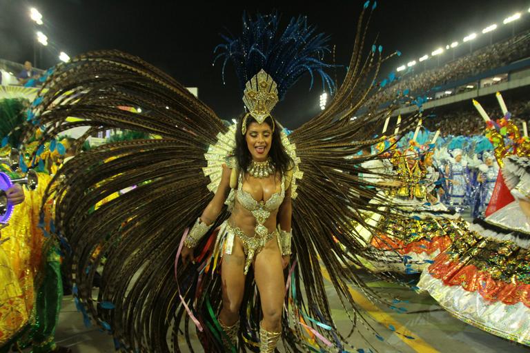 Aline Riscado brilha como madrinha de bateria