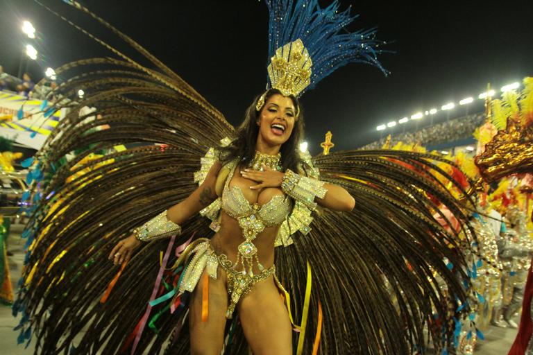 Aline Riscado brilha como madrinha de bateria