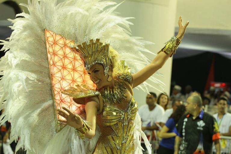 Ana Hickmann chama a atenção com fantasia de Louvre no Anhembi