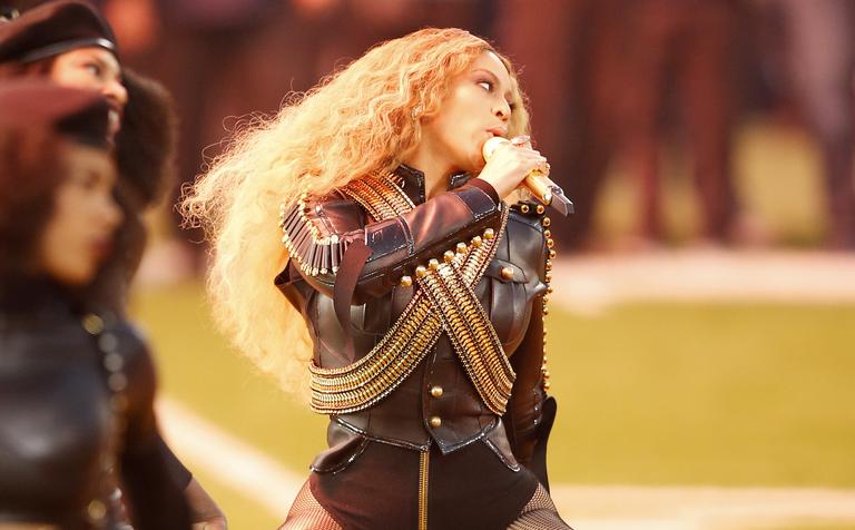 Beyoncé homenageia Michael Jackson no Super Bowl