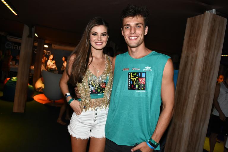 Camila Queiroz e Lucas Cattani