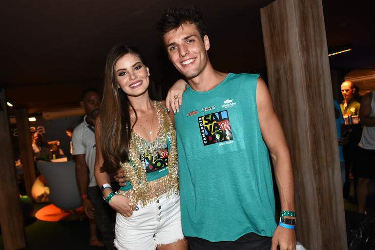 Camila Queiroz e Lucas Cattani