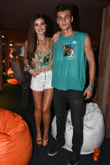 Camila Queiroz e Lucas Cattani