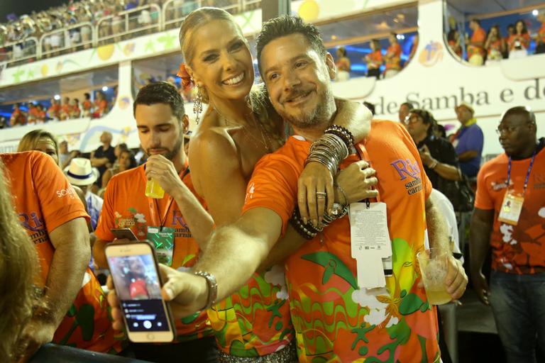 Adriane Galisteu curte a folia com o marido, Alexandre Iódice