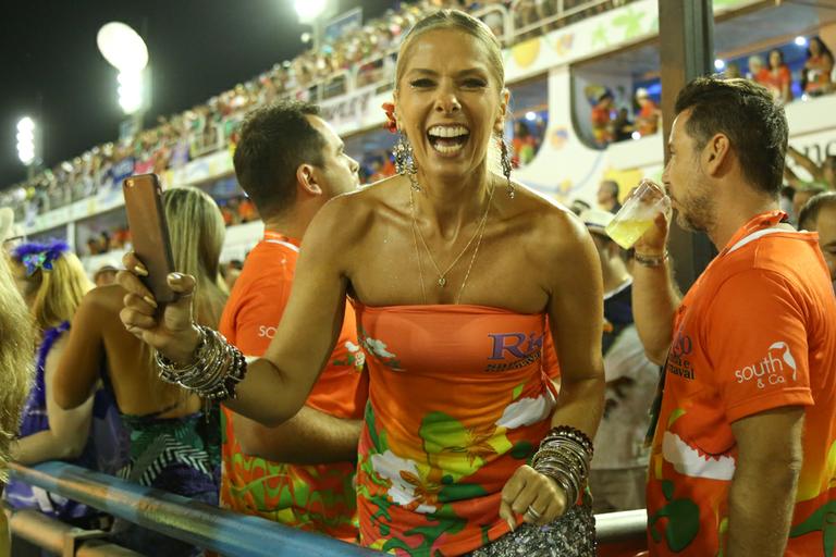 Adriane Galisteu curte a folia com o marido, Alexandre Iódice