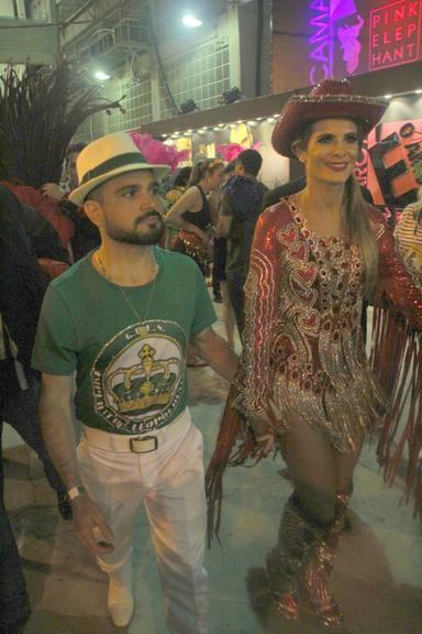 Zezé Di Camargo e Luciano levam a família para desfile na Sapucaí