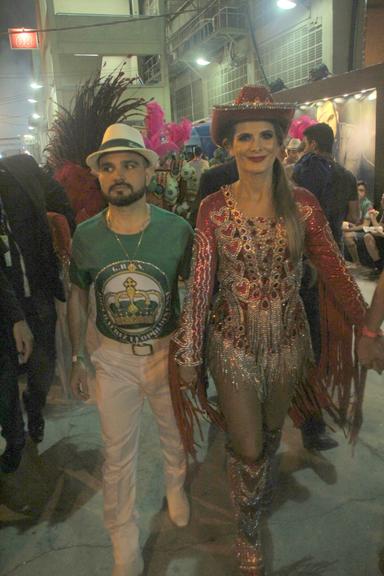 Zezé Di Camargo e Luciano levam a família para desfile na Sapucaí