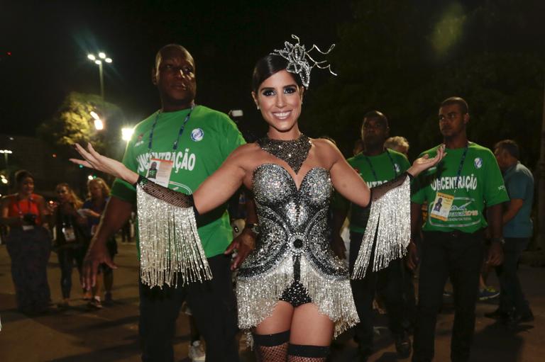 Zezé Di Camargo e Luciano levam a família para desfile na Sapucaí