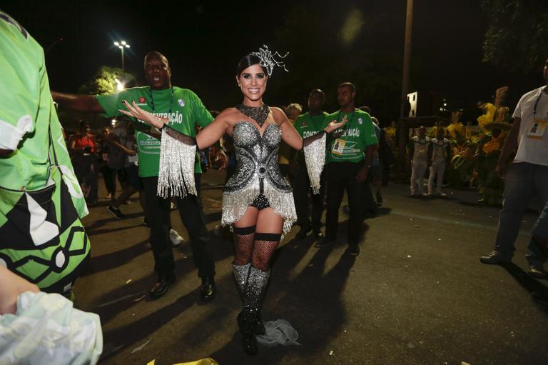 Zezé Di Camargo e Luciano levam a família para desfile na Sapucaí