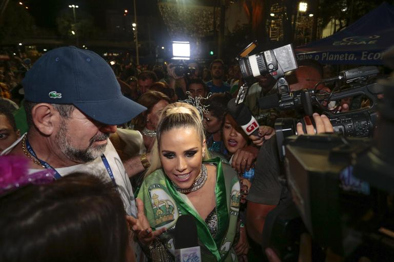 Zezé Di Camargo e Luciano levam a família para desfile na Sapucaí