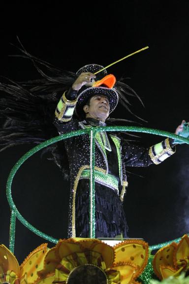 Zezé Di Camargo e Luciano levam a família para desfile na Sapucaí