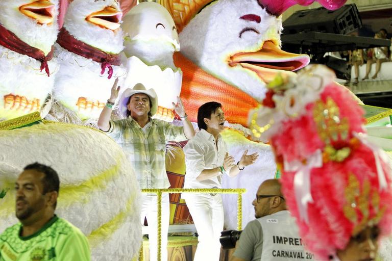 Zezé Di Camargo e Luciano levam a família para desfile na Sapucaí