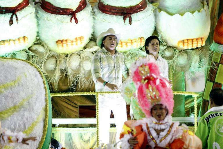 Zezé Di Camargo e Luciano levam a família para desfile na Sapucaí