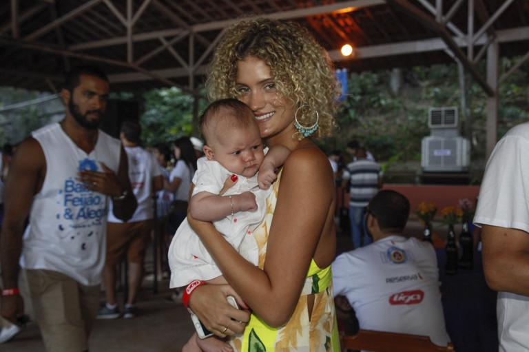 Laura Fernandez com a filha, Sol de Maria