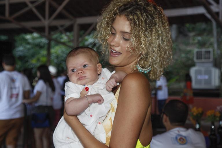 Laura Fernandez com a filha, Sol de Maria