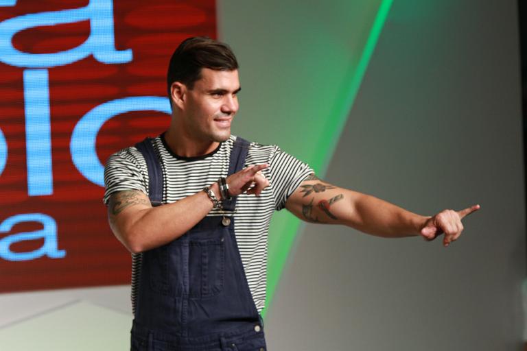 Juliano Cazarré, Letícia Lima e Roberta Rodrigues em desfile