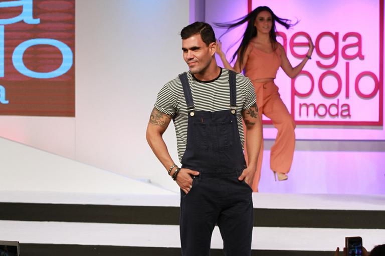 Juliano Cazarré, Letícia Lima e Roberta Rodrigues em desfile