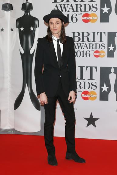 Veja os looks das celebridades no Brit Awards 2016