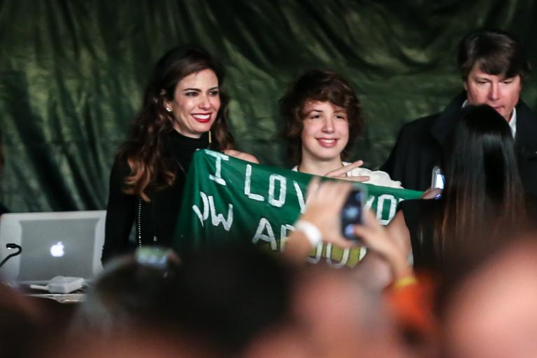 Luciana Gimenez leva o filho, Lucas, ao show do pai, Mick Jagger