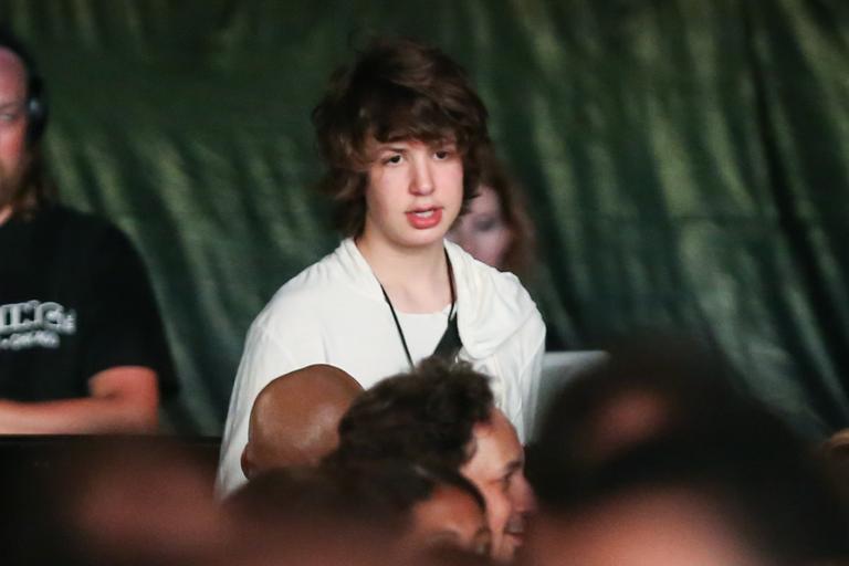 Luciana Gimenez leva o filho, Lucas, ao show do pai, Mick Jagger