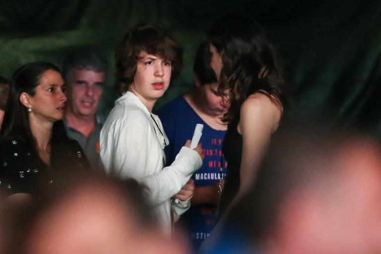 Luciana Gimenez leva o filho, Lucas, ao show do pai, Mick Jagger