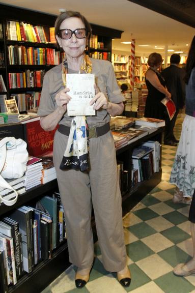 Fernanda Montenegro prestigia lançamento de livro no Rio de Janeiro