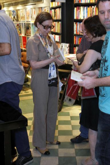 Fernanda Montenegro prestigia lançamento de livro no Rio de Janeiro