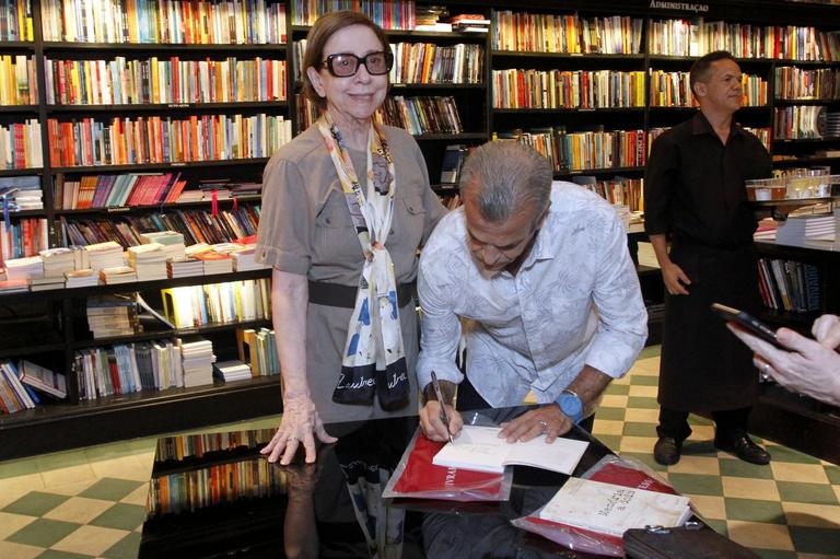 Fernanda Montenegro prestigia lançamento de livro no Rio de Janeiro