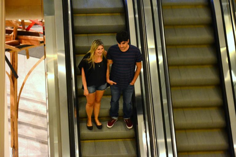 Dani Calabresa e Marcelo Adnet curtem noite em shopping