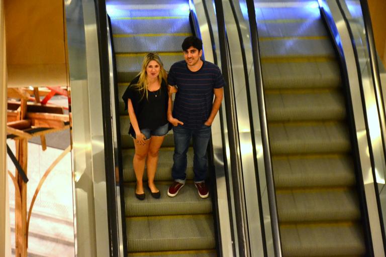 Dani Calabresa e Marcelo Adnet curtem noite em shopping