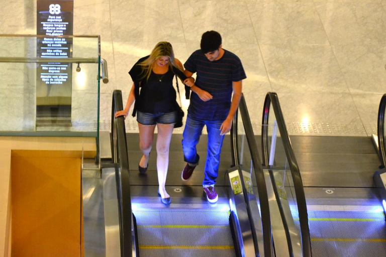 Dani Calabresa e Marcelo Adnet curtem noite em shopping