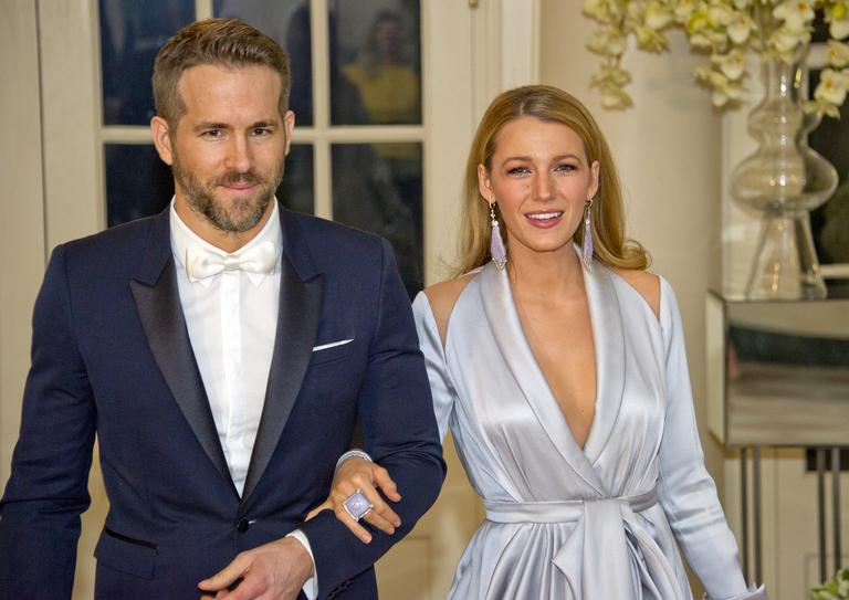 Blake Lively e Ryan Reynolds chamam a atenção em jantar