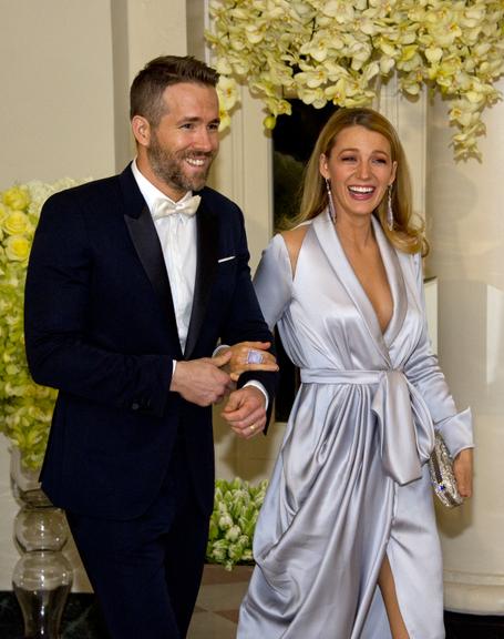 Blake Lively e Ryan Reynolds chamam a atenção em jantar