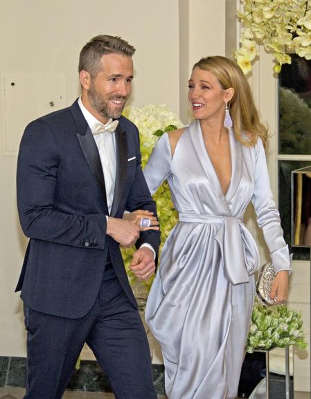 Blake Lively e Ryan Reynolds chamam a atenção em jantar