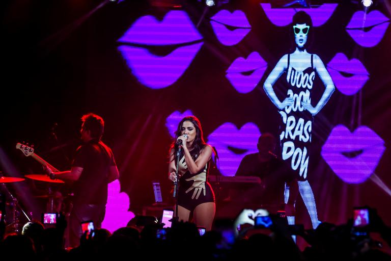 Anitta sensualiza em show após preenchimento labial