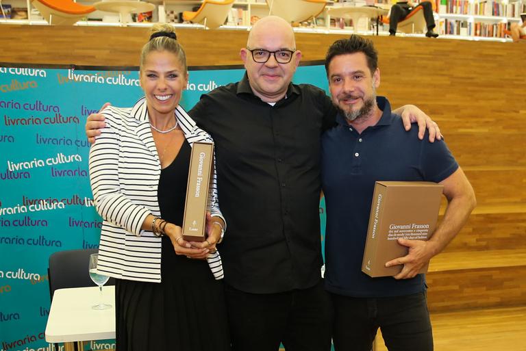 Adriane Galisteu e o marido, Alexandre Iódice, no lançamento do livro de Giovanni Frasson