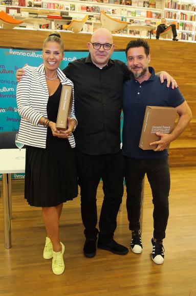 Adriane Galisteu e o marido, Alexandre Iódice, no lançamento do livro de Giovanni Frasson